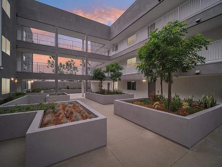 Bermuda Court — Photo 17