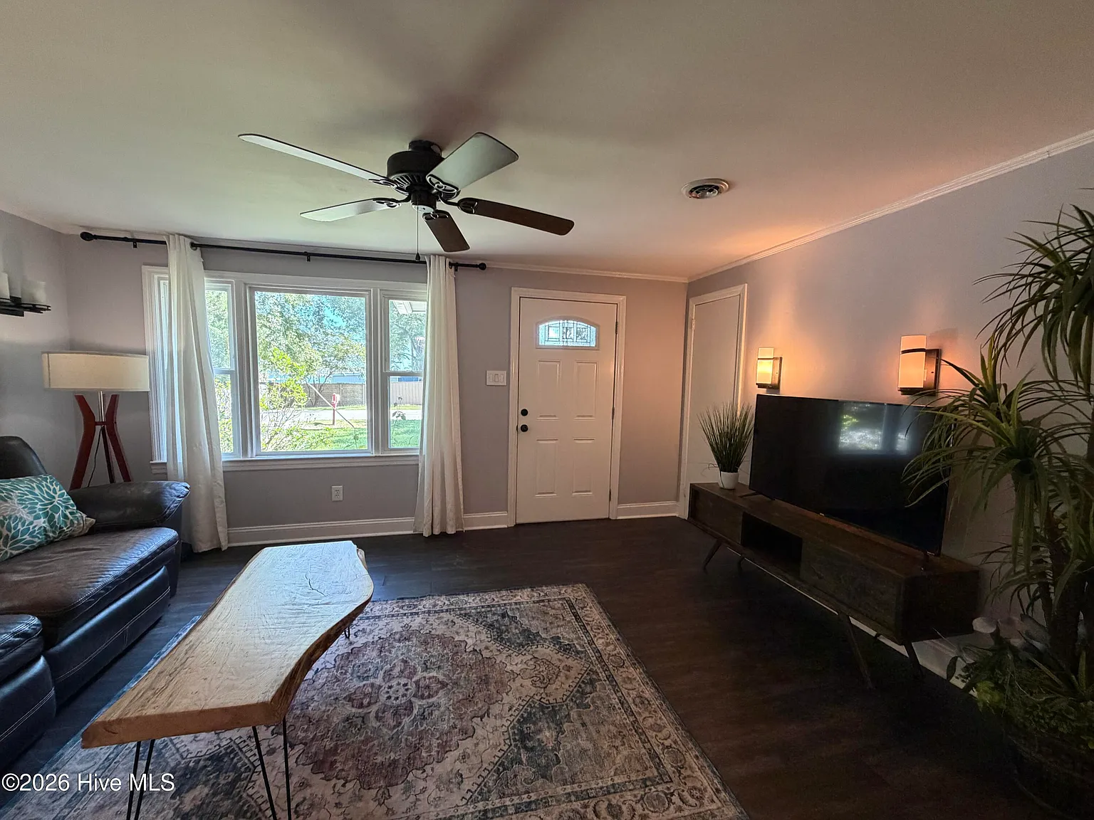2 bed, 1.0 bath, 896 sqft, $1,250 — Photo 3