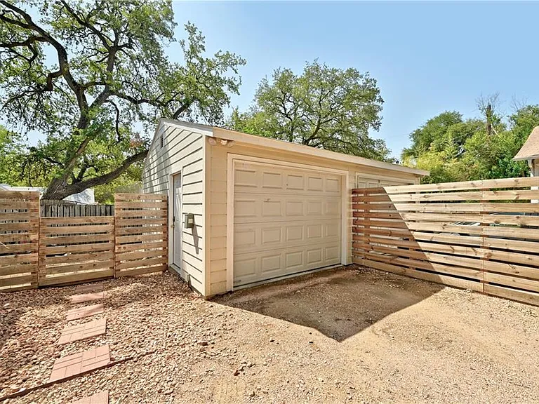 209 E Live Oak St #A — Photo 23