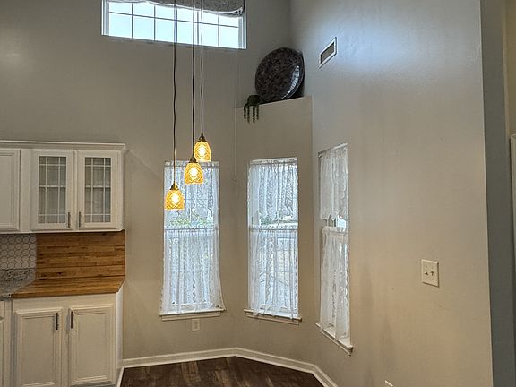 4th image of 2016 Saltwater St