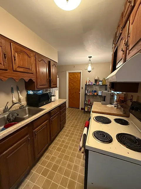3 bed, 1062 sqft, $2,400 — Photo 2