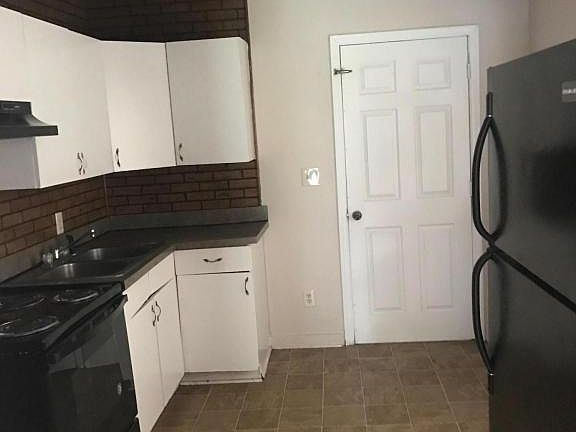 3rd image of 3019 W 1st St