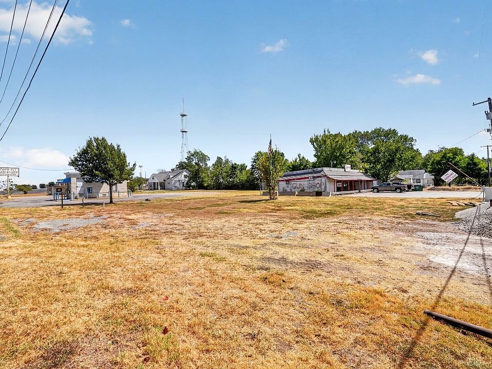 13th image of 2648 W Scyene Rd