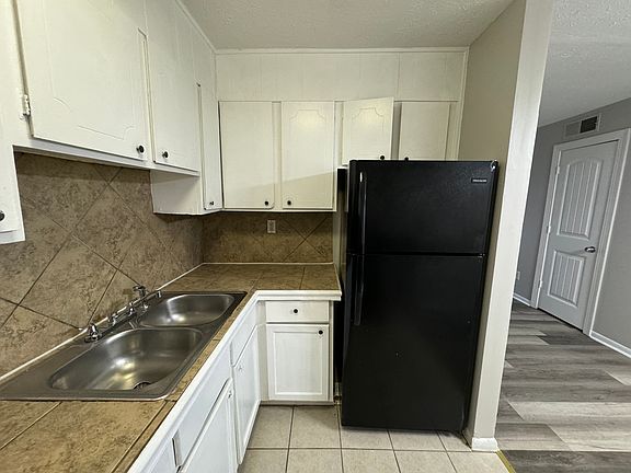 3rd image of 2711 Fairlee Dr APT A4