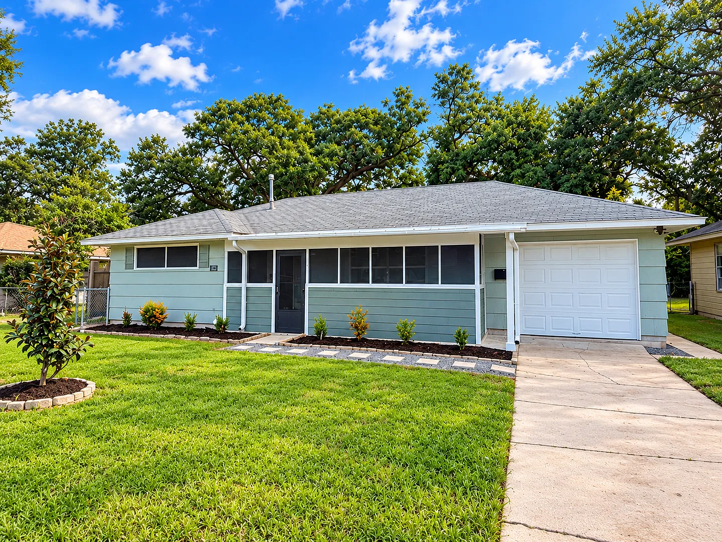 Beautiful & Spacious 3/2/1 Home in Lake Jackson ! — Photo 1