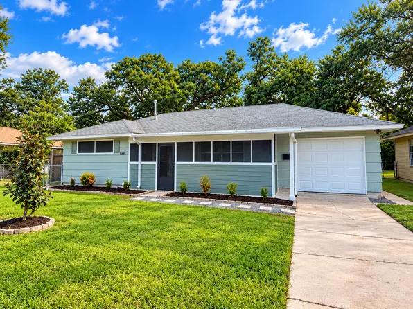 233 Caladium St, Lake Jackson, TX 77566
