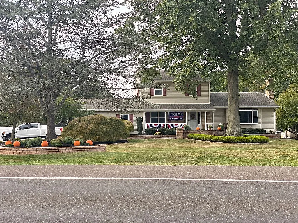 863 Dolington Rd photo 1