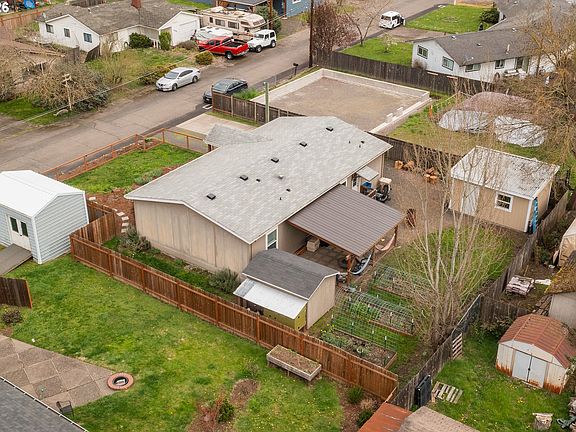 5th image of 628 Stanley Ln