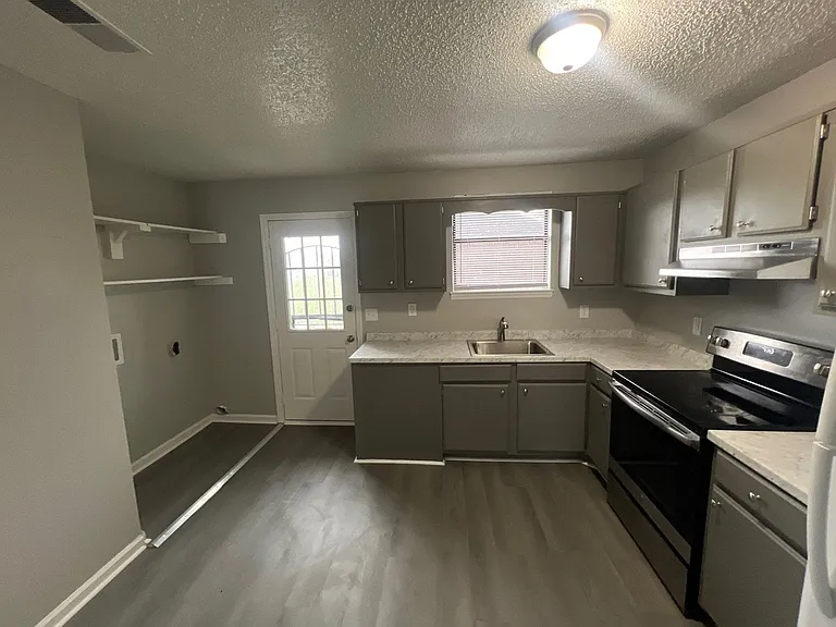 217 Greenleaf Cir — Photo 6