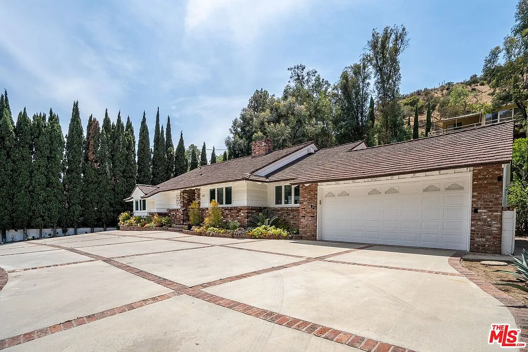 3 bed, 2.5 bath, 2048 sqft, $7,995 — Photo 1