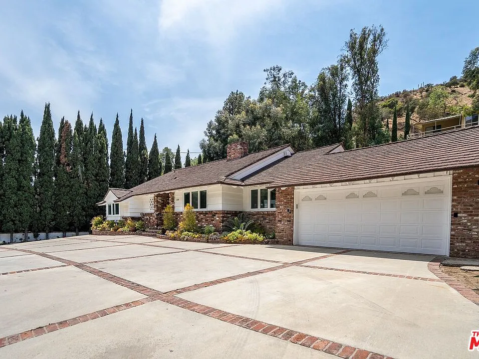 2201 Coldwater Canyon Dr