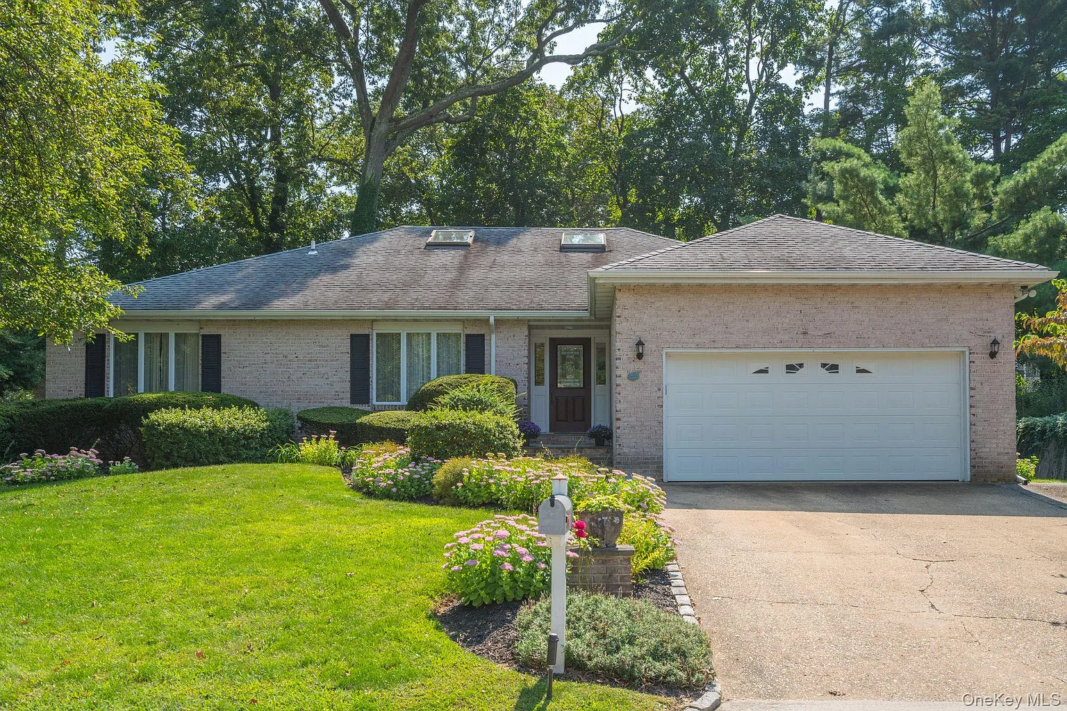 14 Oak Point Drive S photo 1