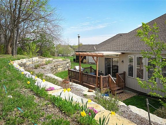 5th image of 612 SW Wintergarden Cir
