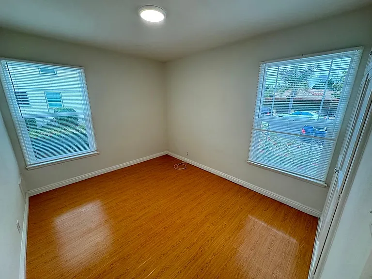835 Bay St #1 — Photo 23