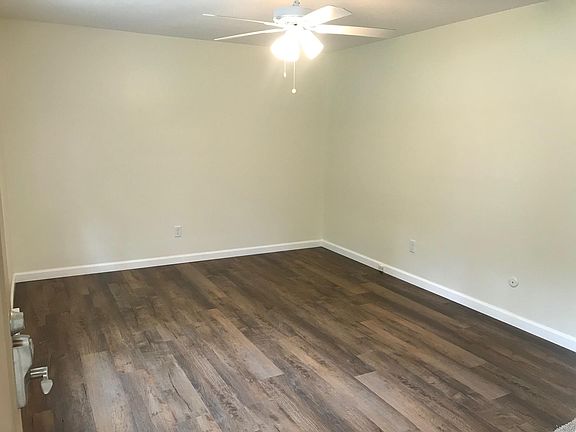 Spacious Living room with ceiling fan