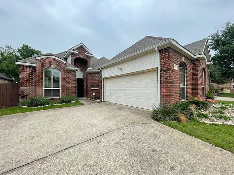 408 Hideaway Ct — Photo 2