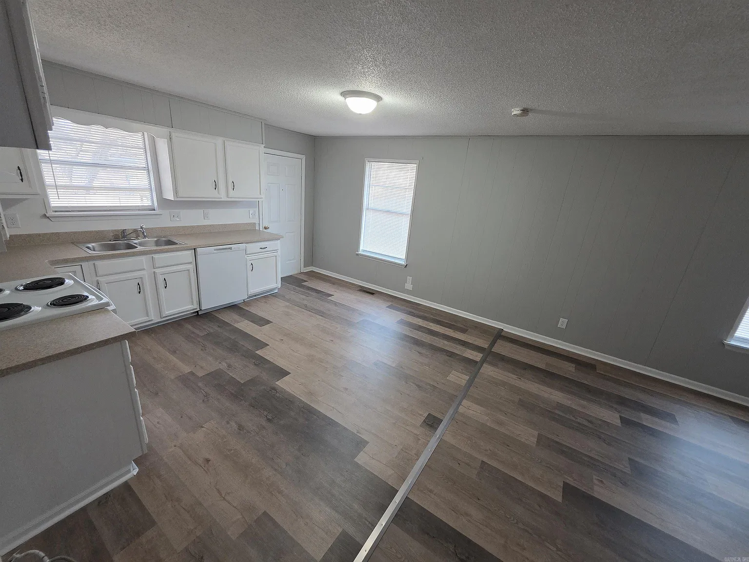 3 bed, 1.5 bath, 1242 sqft, $1,025 — Photo 3