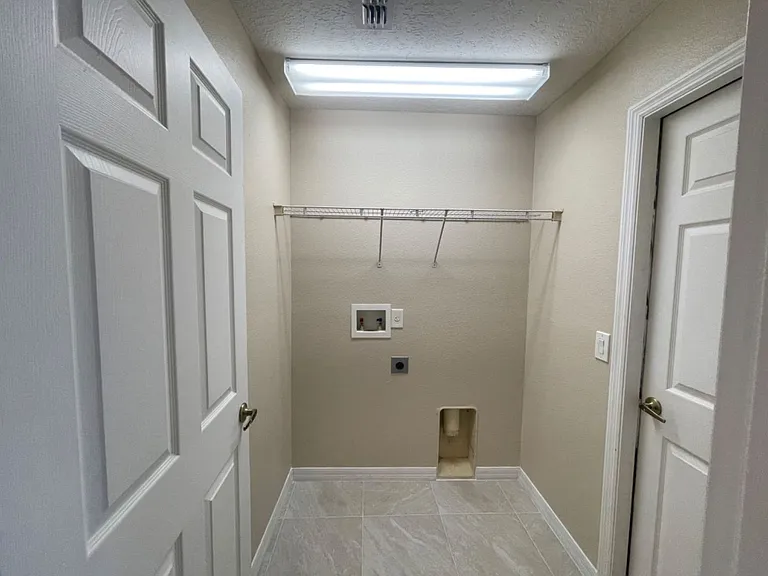 568 Finch Ct — Photo 27