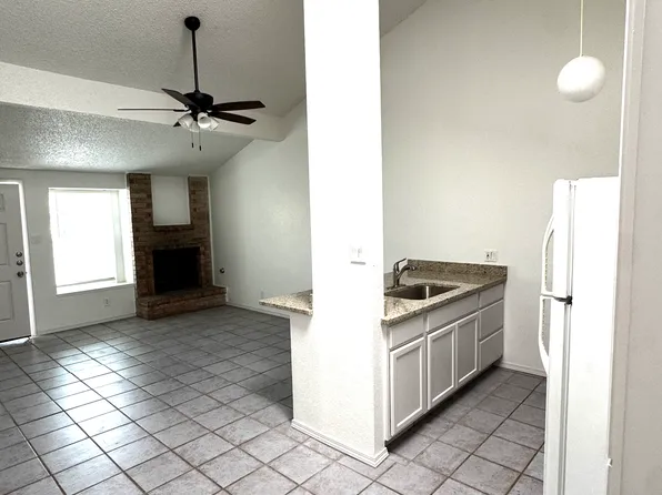 667 White Cliffs Dr APT D, El Paso, TX 79912