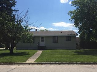 102 Hallberg St SW, Warroad, MN 56763