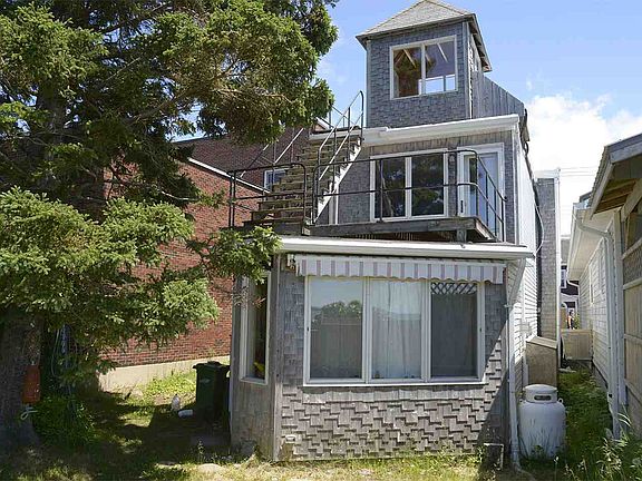 3rd image of 223 Saint George St