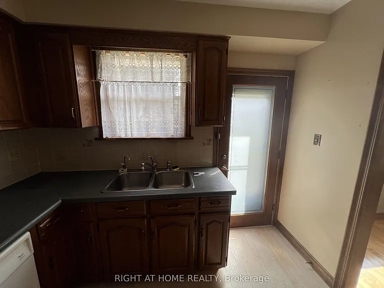 9 Dewlane Dr #MAIN FLOOR — Photo 8