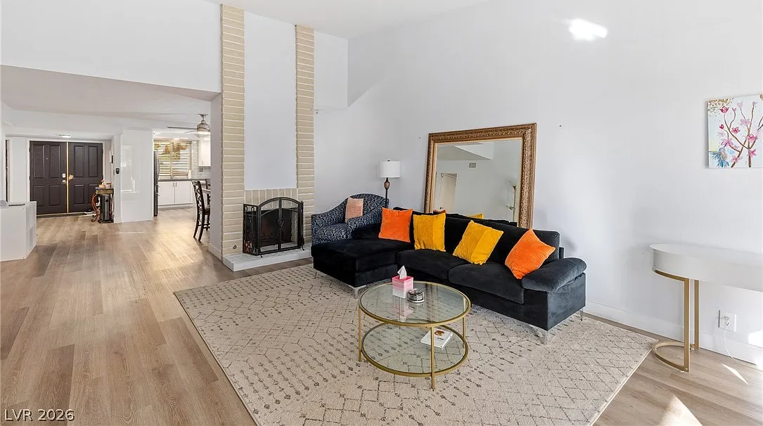 3 bed, 2.0 bath, 1720 sqft, $2,150 — Photo 2