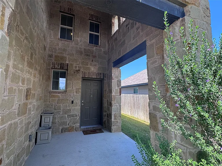 321 Callahan Ln — Photo 5