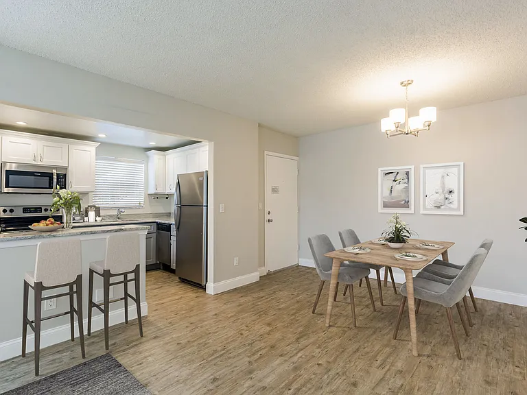 Imperial Palms Apartments — Photo 14