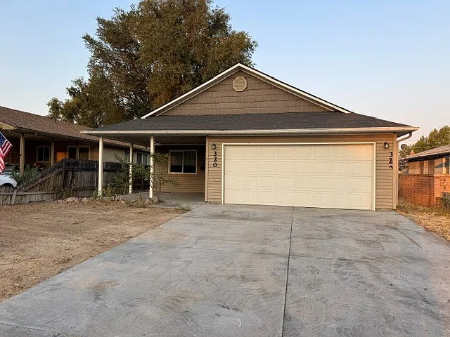 320 S Holly St — Photo 1