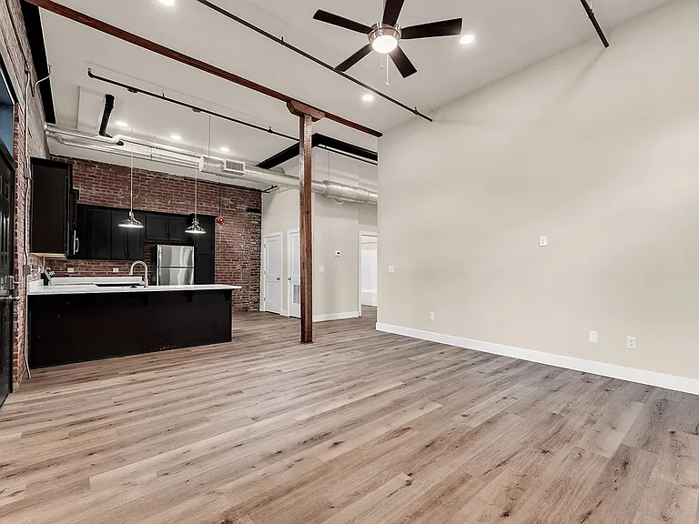235 N Market Ave — Photo 9