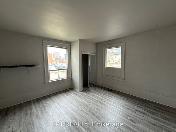 5th image of 37 Elizabeth St N