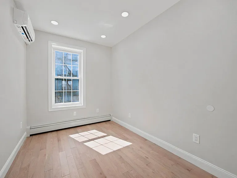 24-41 43rd St #Townhouse 1 — Photo 18