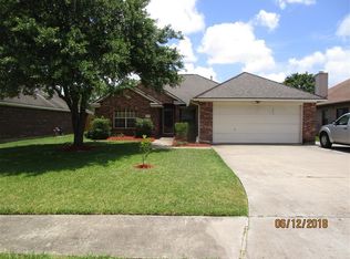 137 Papaya St, Lake Jackson, TX 77566
