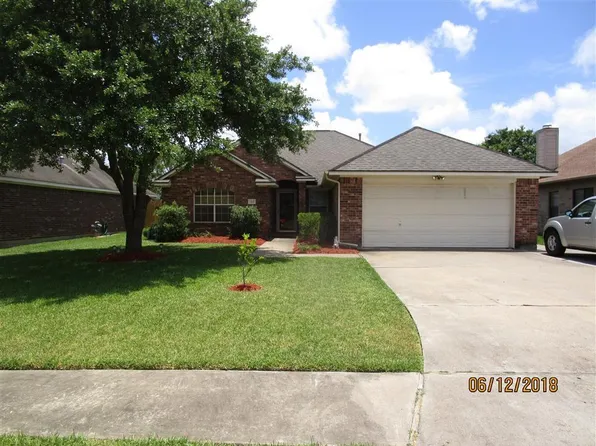 137 Papaya St, Lake Jackson, TX 77566