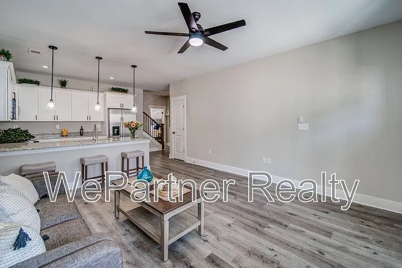 4 bed, 3.0 bath, 2208 sqft, $2,095 — Photo 4