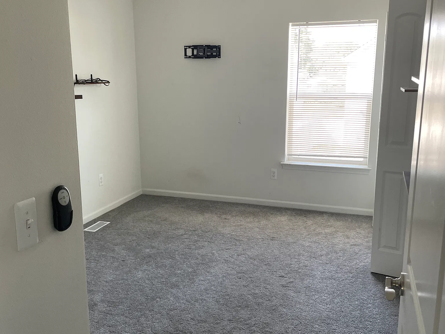 3 bed, 2.5 bath, 1700 sqft, $800 — Photo 2