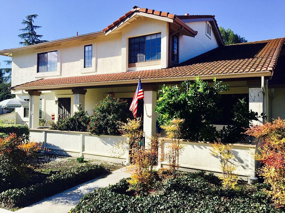 1st image of 406 Colony Knoll Dr