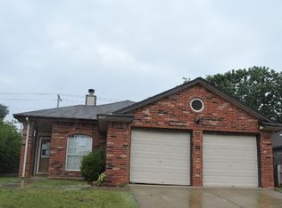 9229 Apple Dr, Midwest City, OK 73130