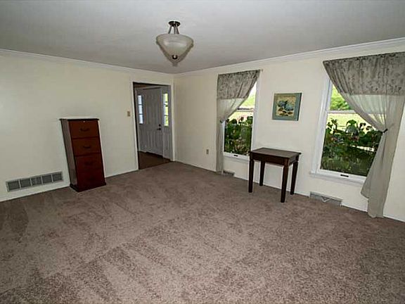 2nd image of 10075 Oakridge Dr