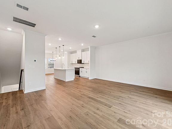 4th image of 355 Golden Maple Ct