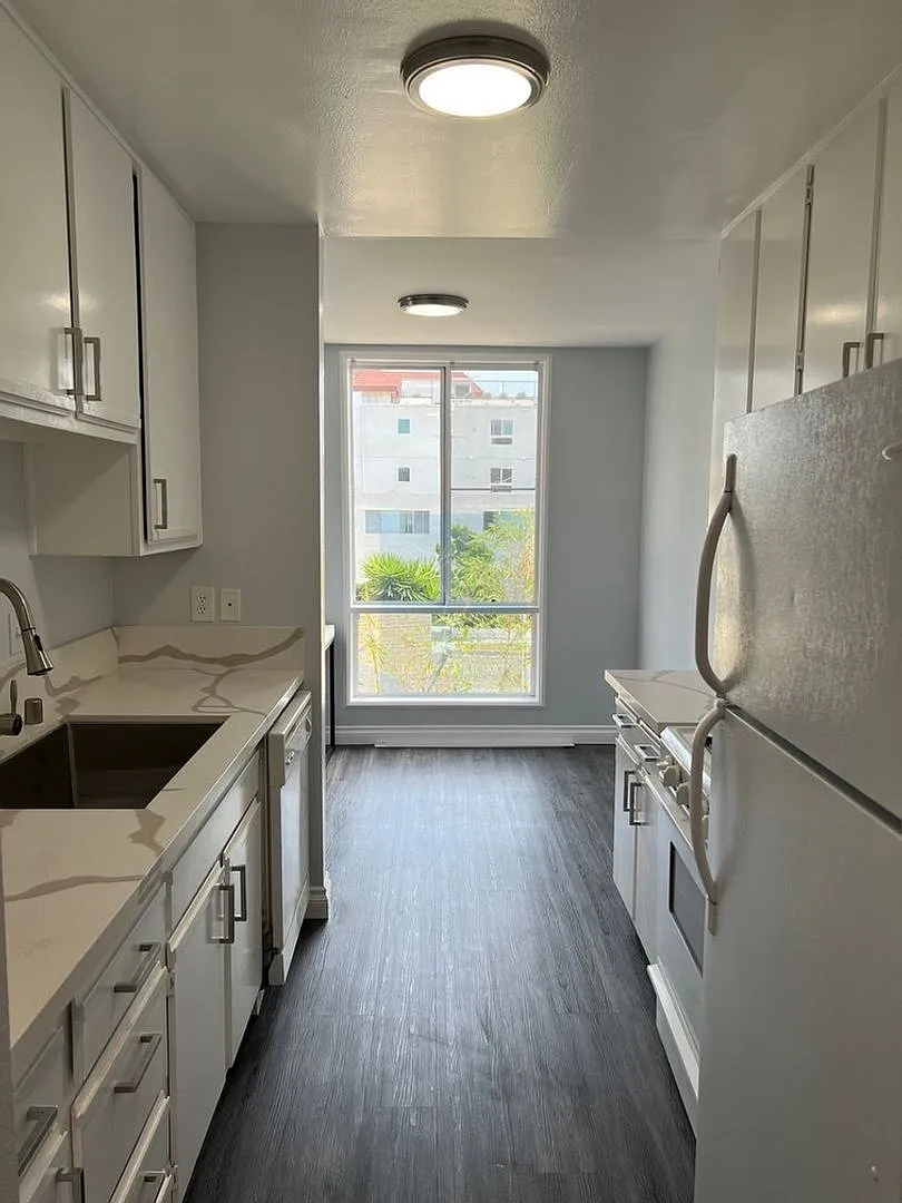 Charming 2BR Condo in West Los Angeles — Photo 1