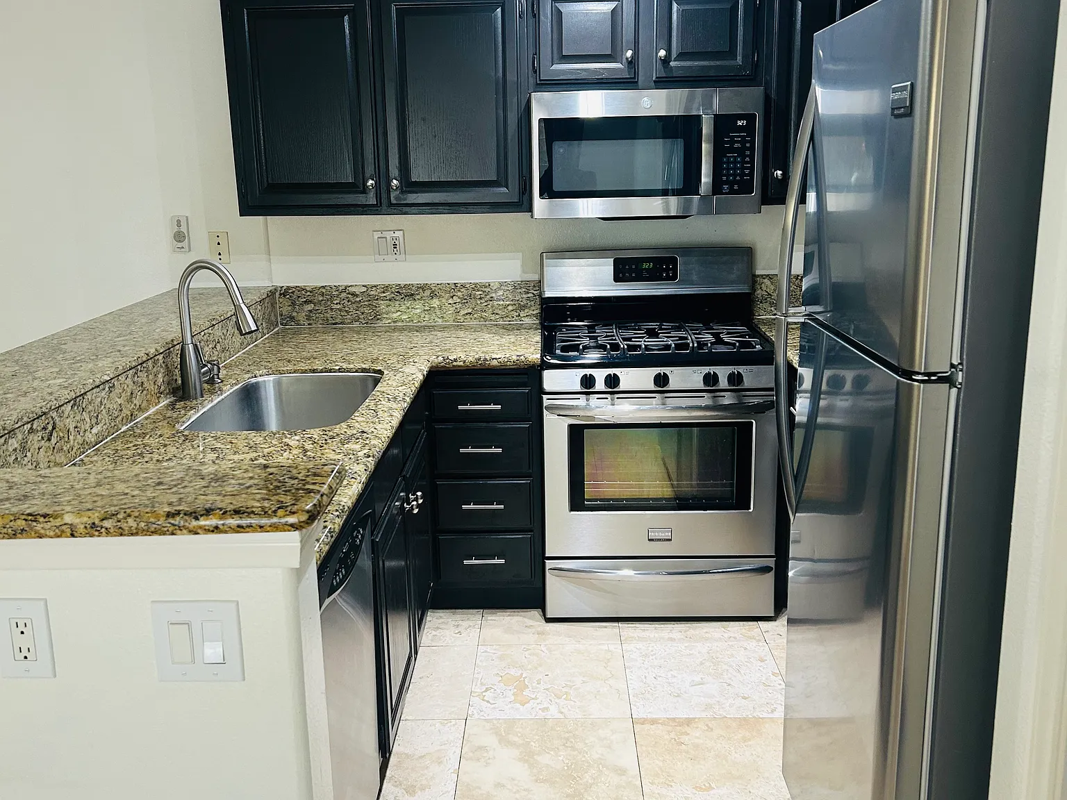 1 bed, 699 sqft, $2,648 — Photo 3