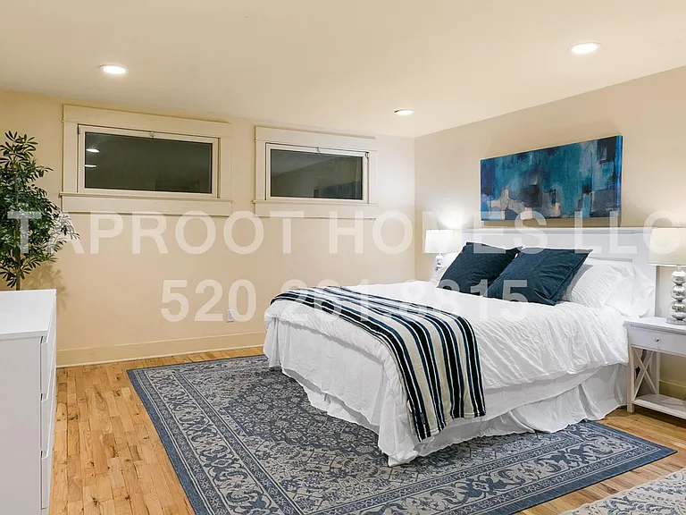 1911 E Hawthorne St — Photo 23