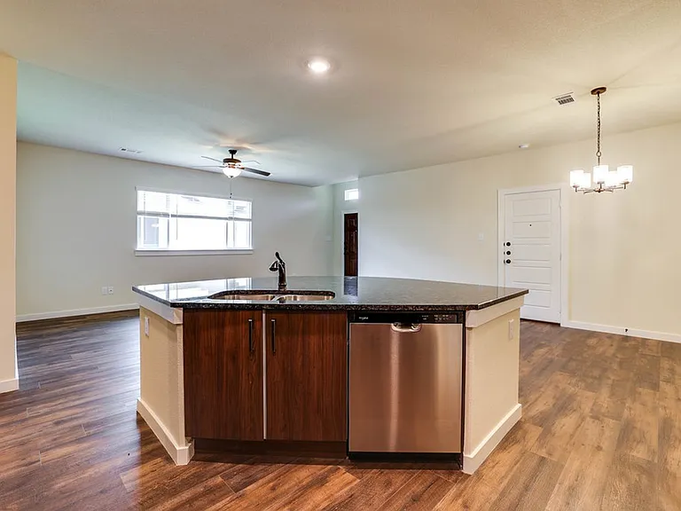 648 Blackland Dr — Photo 10