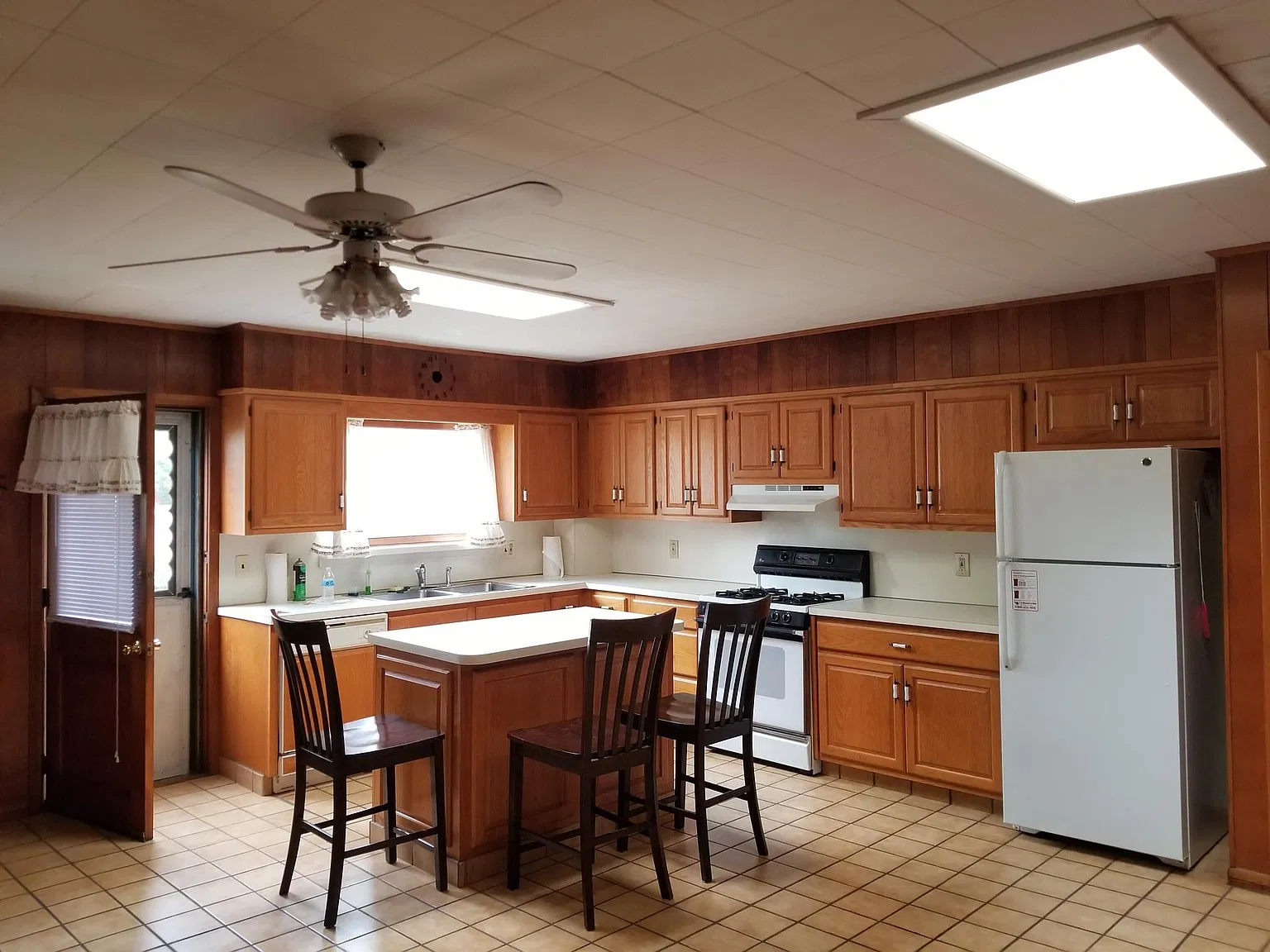 3 bed, 1600 sqft, $2,200 — Photo 2
