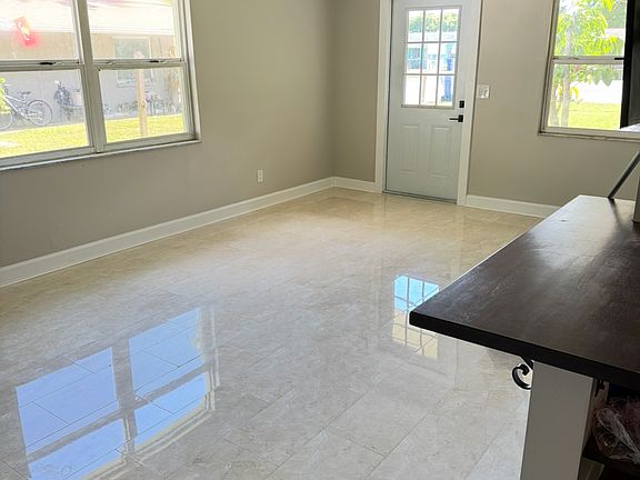 3rd image of 1028 Lake Palms Dr