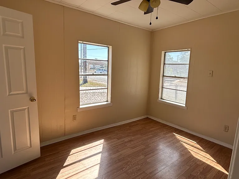 906 E Lee Ave — Photo 2