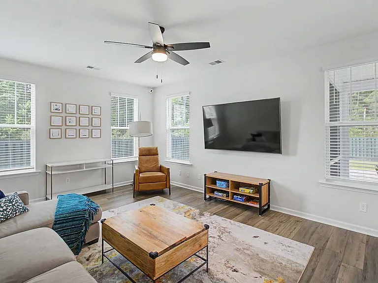 160 Spring Hill Dr — Photo 4