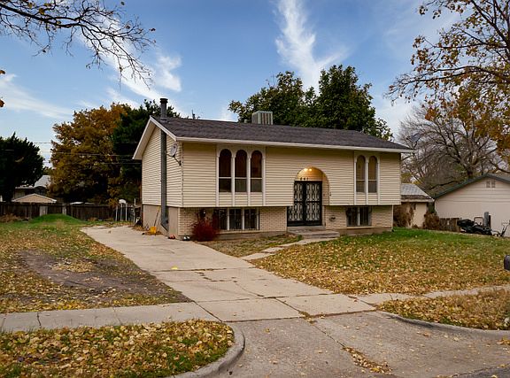 2nd image of 841 Edgehill Dr